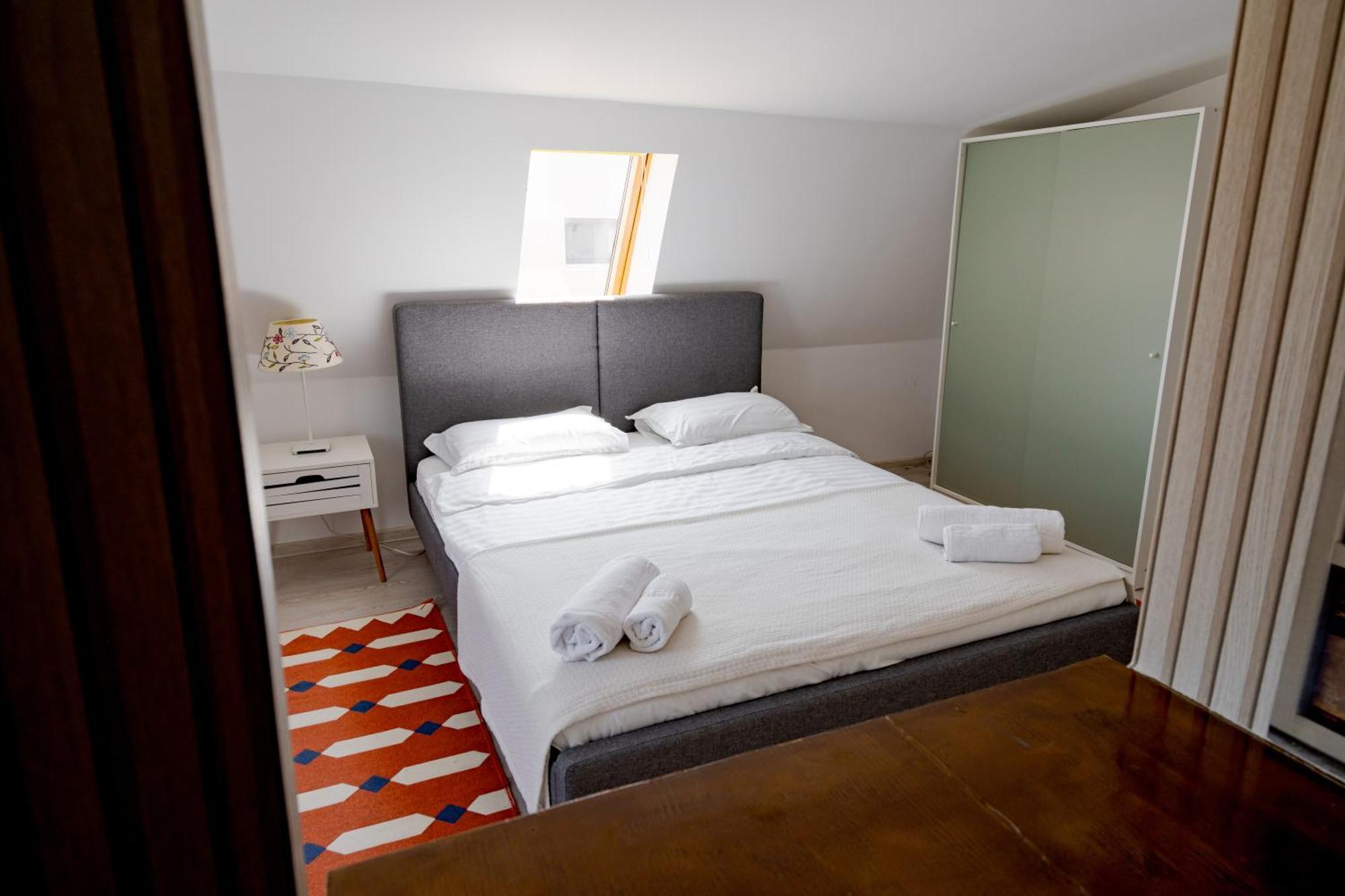 Central Muse Apartment Bukares Bagian luar foto