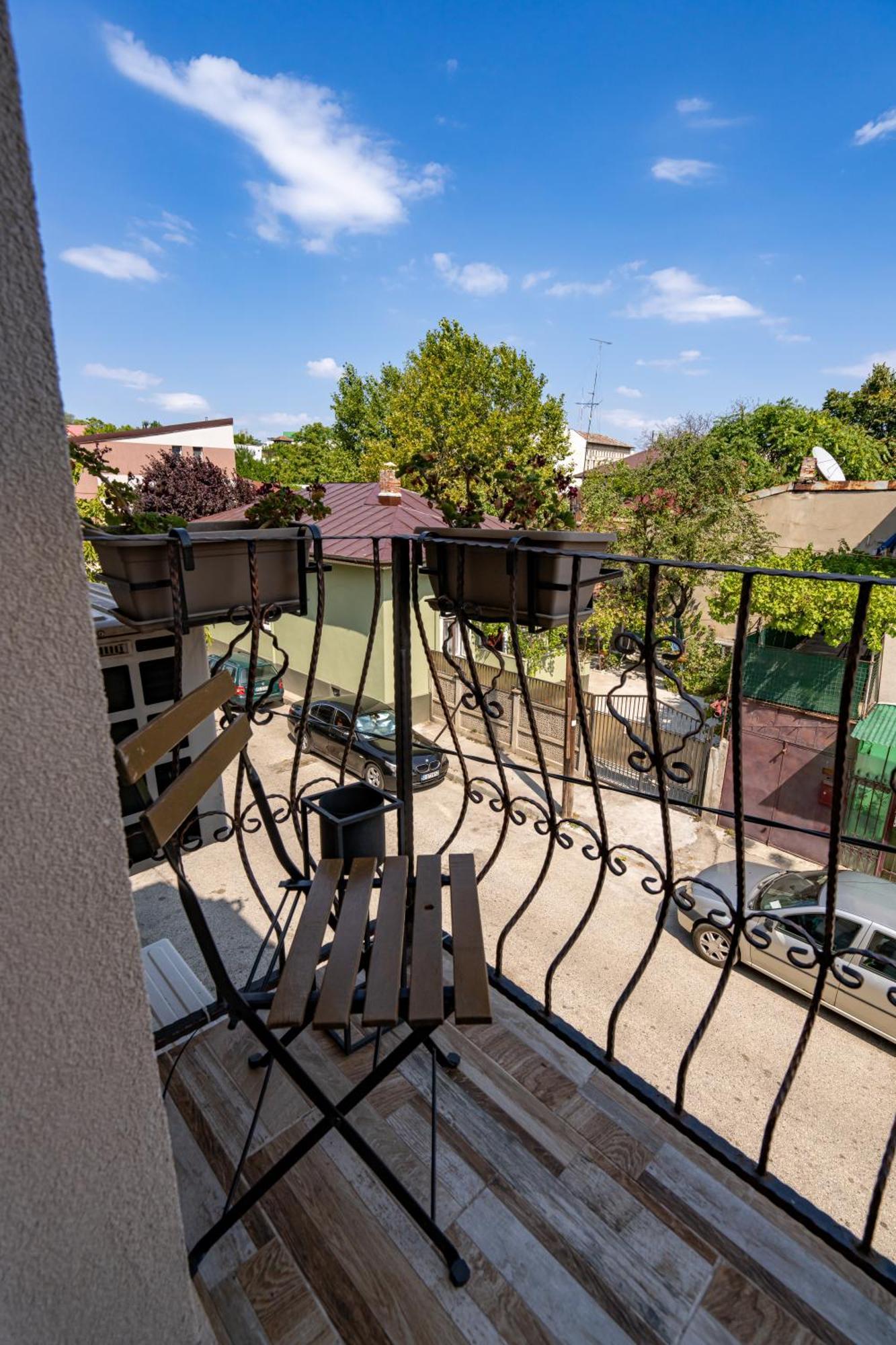 Central Muse Apartment Bukares Bagian luar foto