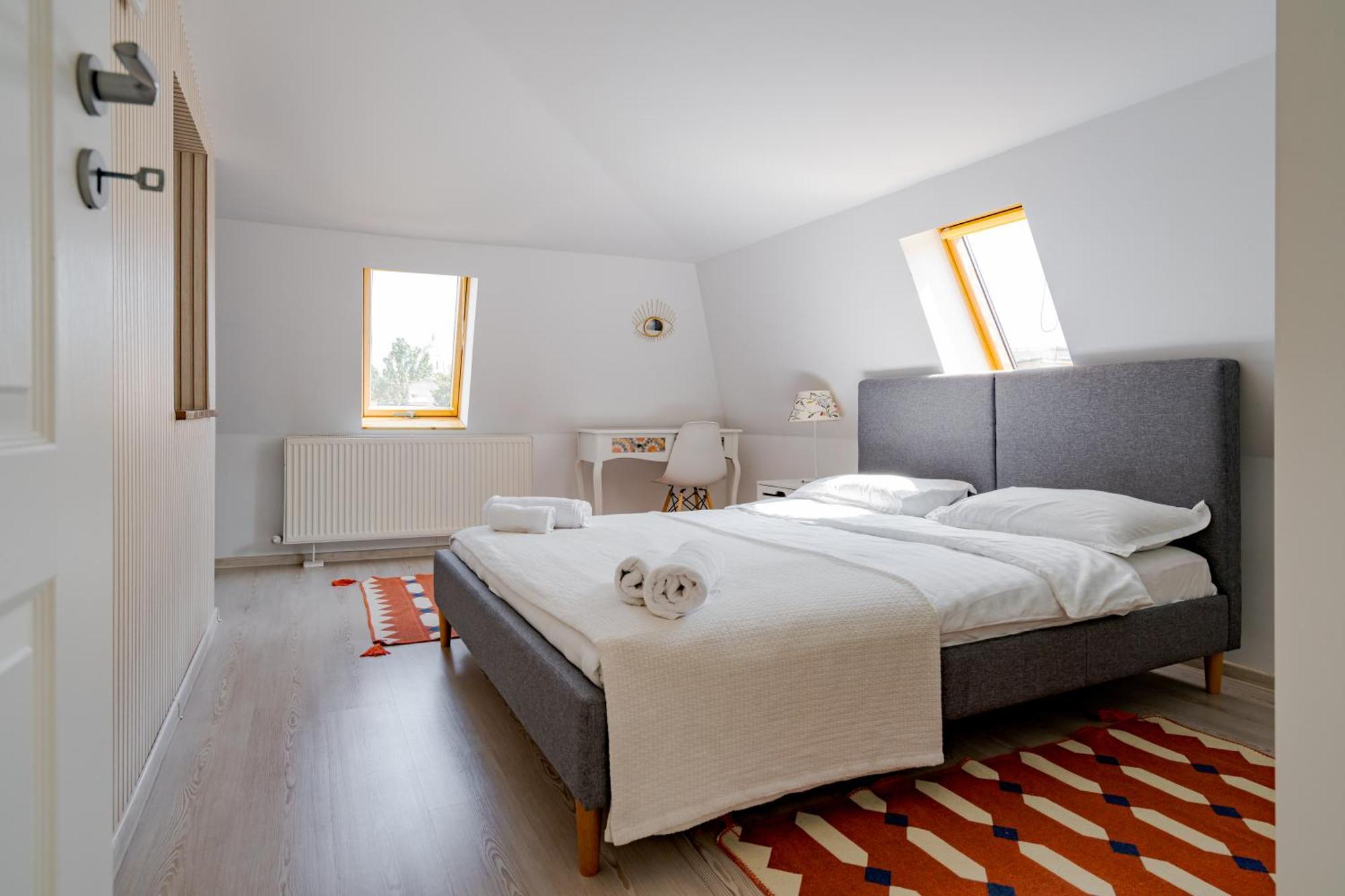 Central Muse Apartment Bukares Bagian luar foto