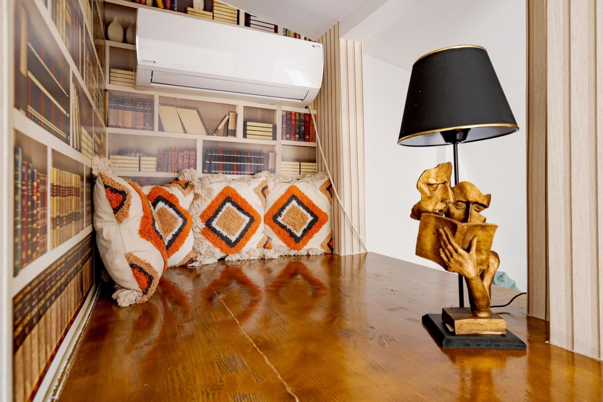 Central Muse Apartment Bukares Bagian luar foto