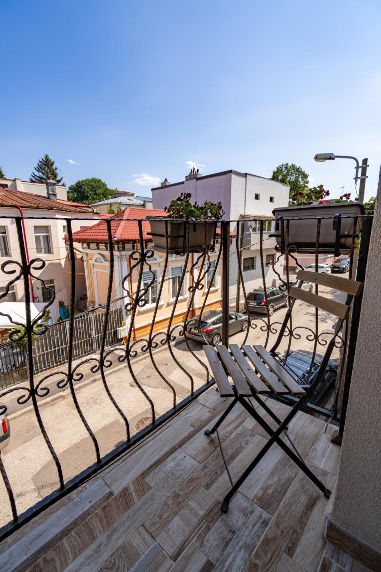 Central Muse Apartment Bukares Bagian luar foto